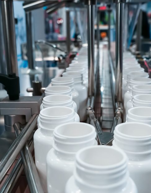 pharmaceutical-industry-transfer-medicine-bottles-conveyor-belt-pharmaceutical-indust